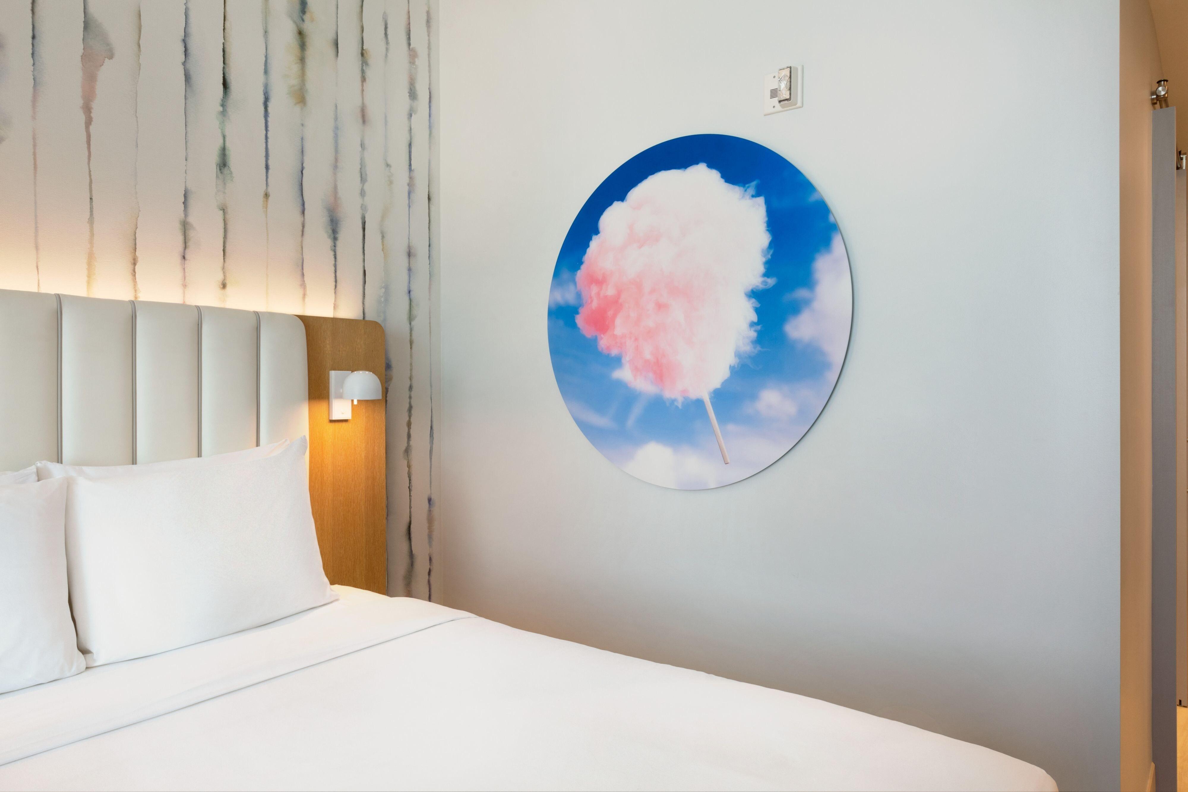 The Viv Hotel, Anaheim, A Tribute Portfolio Hotel Ngoại thất bức ảnh Artwork by artist, Mark Fox, in the rooms of the hotel